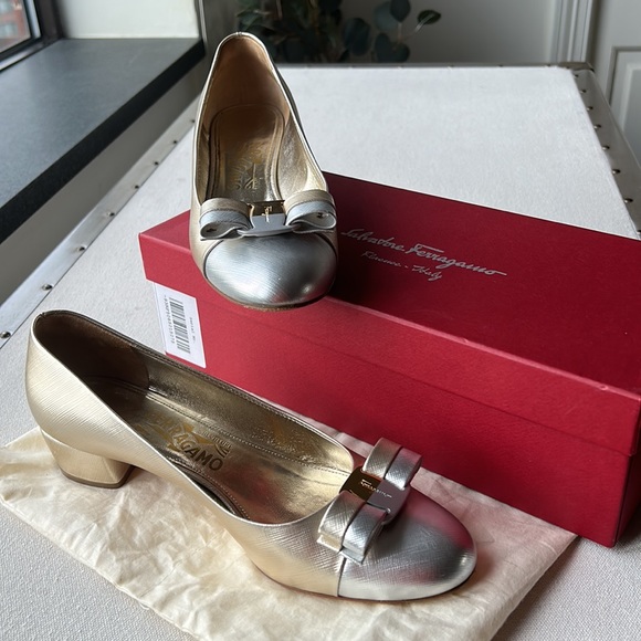 Ferragamo Vara bow pump in metallic platinum and gold leather looks like a dream - Picture 3 of 16